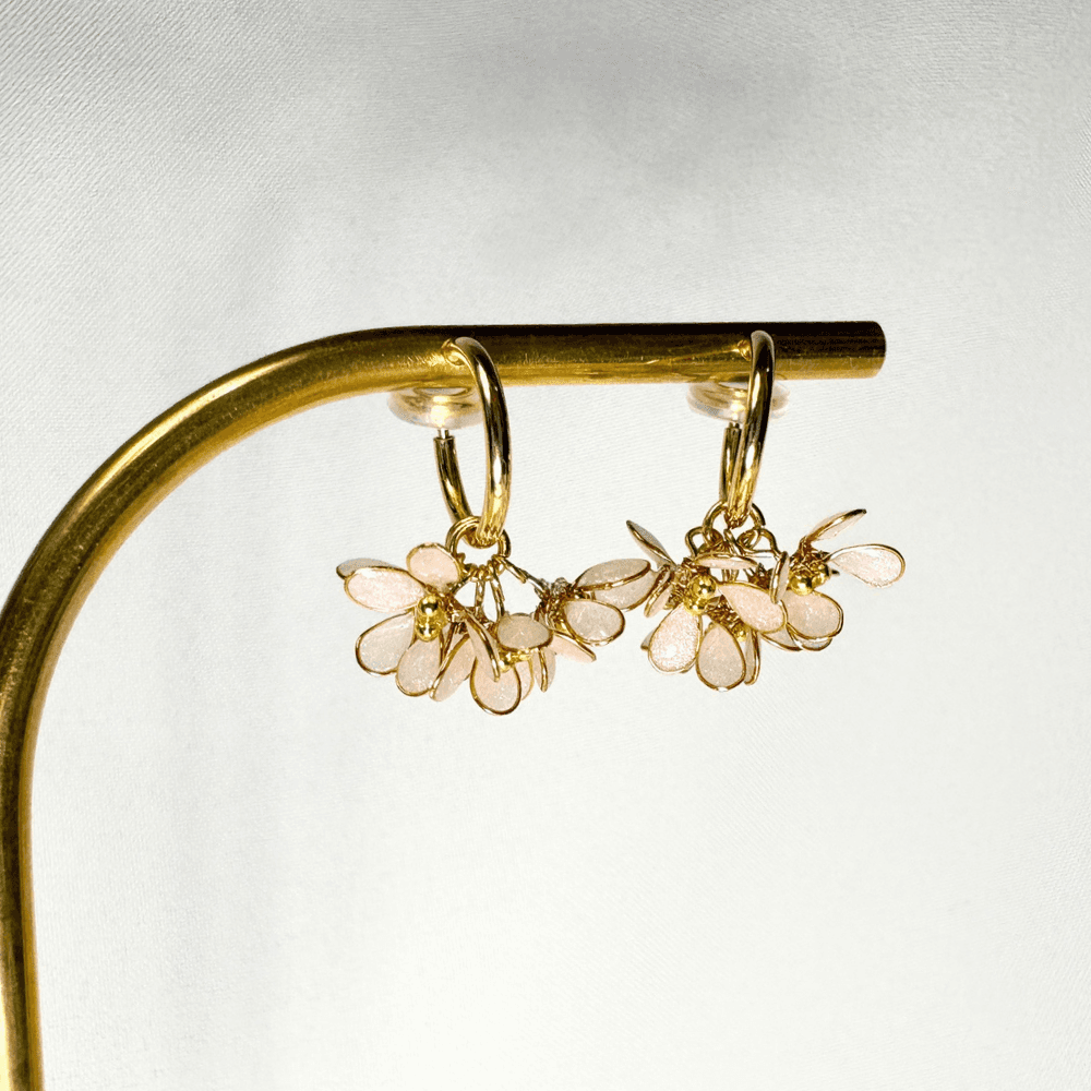 【銀木犀/ギンモクセイ】2wayフープイヤリング 揺れるホワイト 金属アレルギー対応 サージカルステンレス 受注生産 | 7枚目